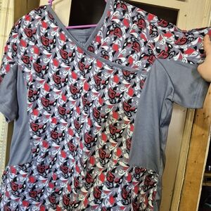 Landau Gray Scrub Top with Red & Black Heart Scrolls